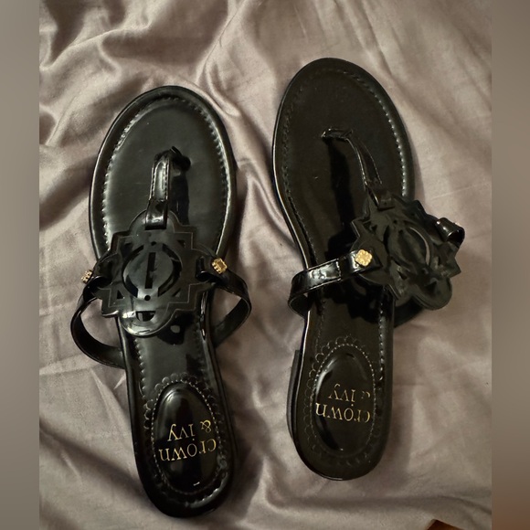 crown & ivy Shoes - Crown & Ivy Women's Black Thong Sandals